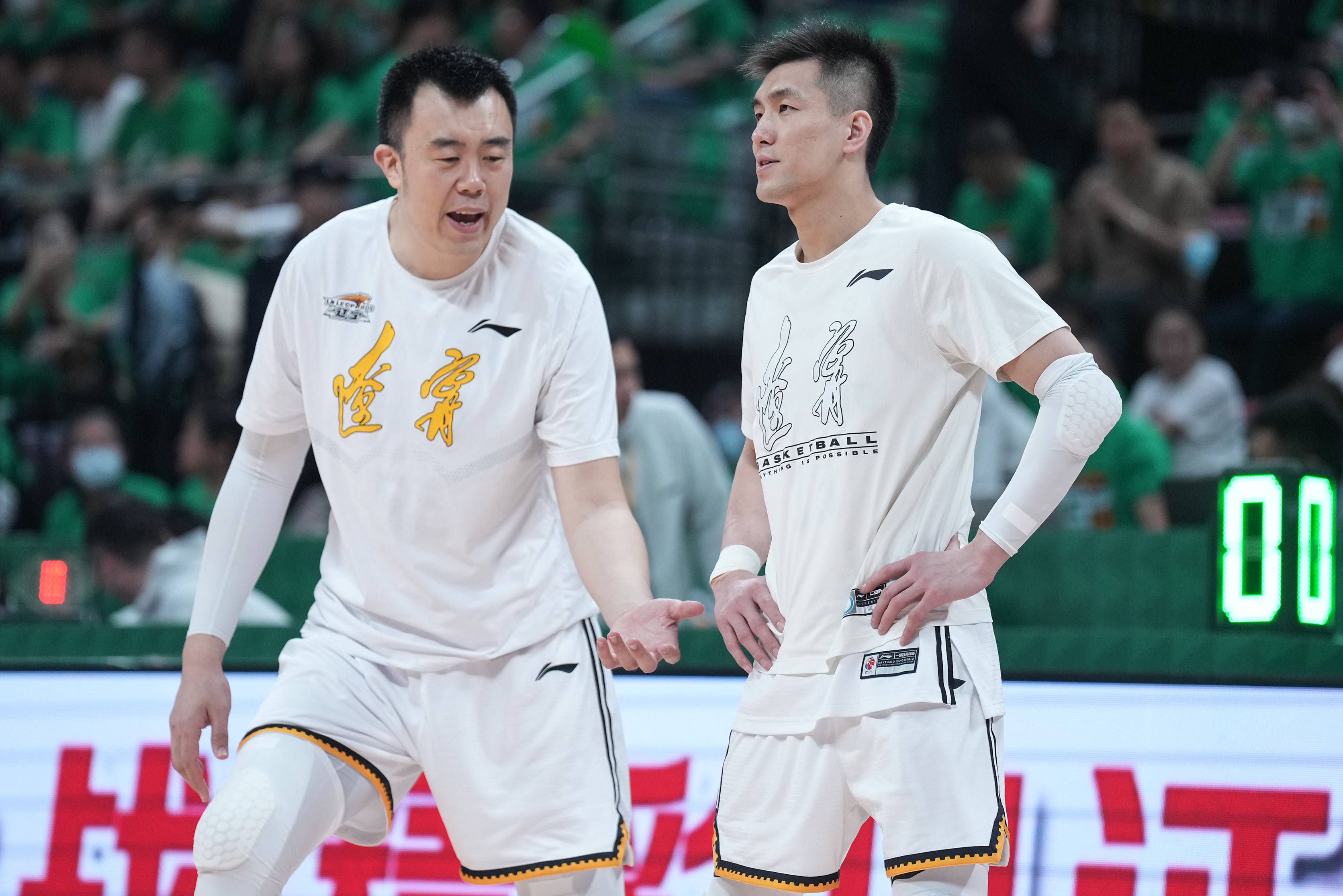 战报库兹马26+8阿夫迪亚21+13+6奇才力克篮网比赛开打后双方迅速找到进攻节奏，库兹马率队不断取分，篮网多点开花及时回应，双方你来我往比分紧咬，首节结束时两队战成25平，次节回来，双方继续陷入僵持，中段奇才一波7-1确立优势，但篮网迅速回应抹平分差，半场战罢，奇才暂时领先1分，易边再战后奇才进攻出现停滞，布里奇斯里突外投率队拉开比分，末段奇才及时回暖，三节结束后篮网反超2分，末节决战，双方继续鏖战，库兹马内外结合连得7分，率领奇才打出12-4小高潮奠定胜势，篮网进攻滞涩追分乏力，最终奇才110-104力克对手终结三连败。